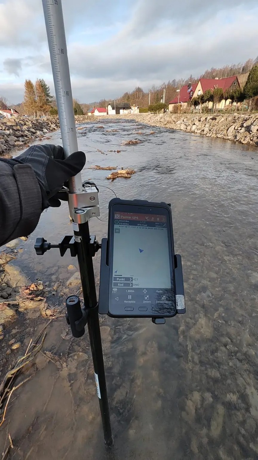Pomiar GNSS w korycie rzeki – DRON-GEO